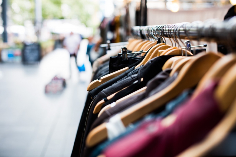 magasin-ROQUEBRUNE CAP MARTIN-min_blur_close_up_focus_hanger_jacket_market_people_rack-1176303